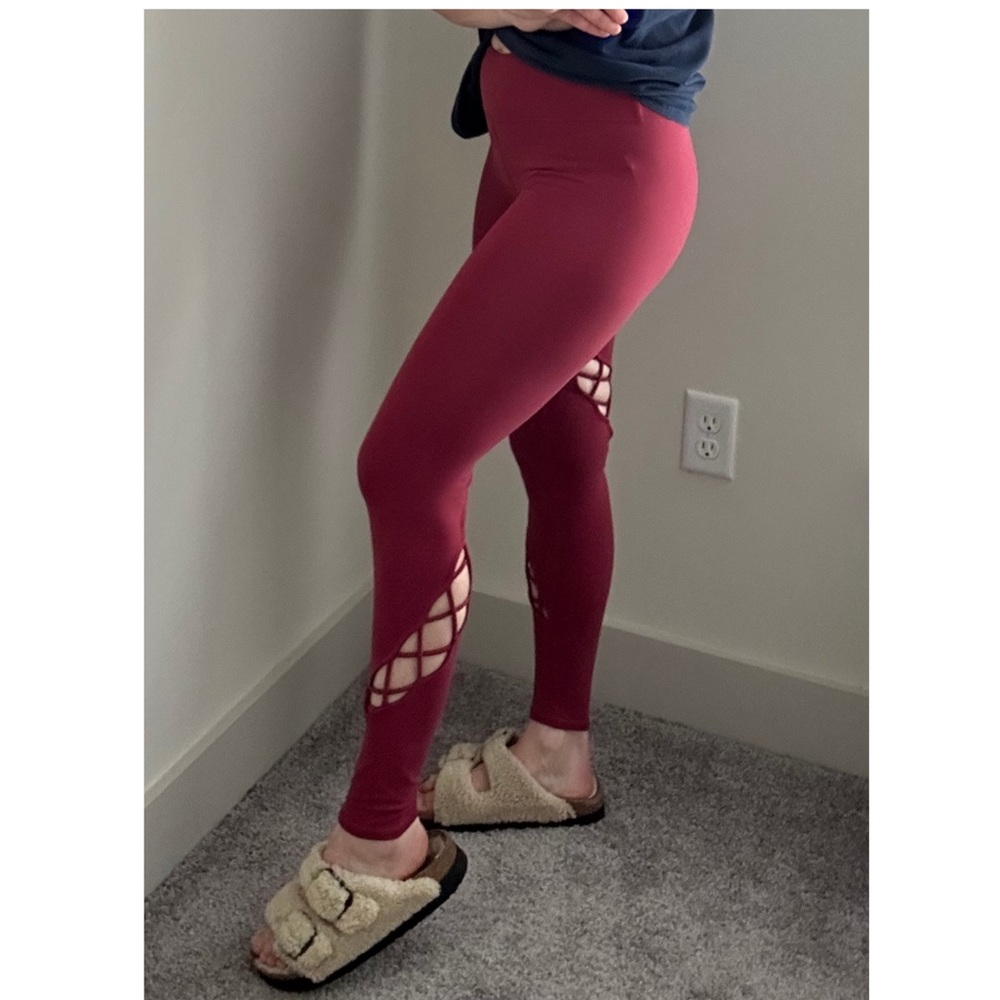 Alo Yoga Entwine Leggings in Burgundy in size small. Gread condition.